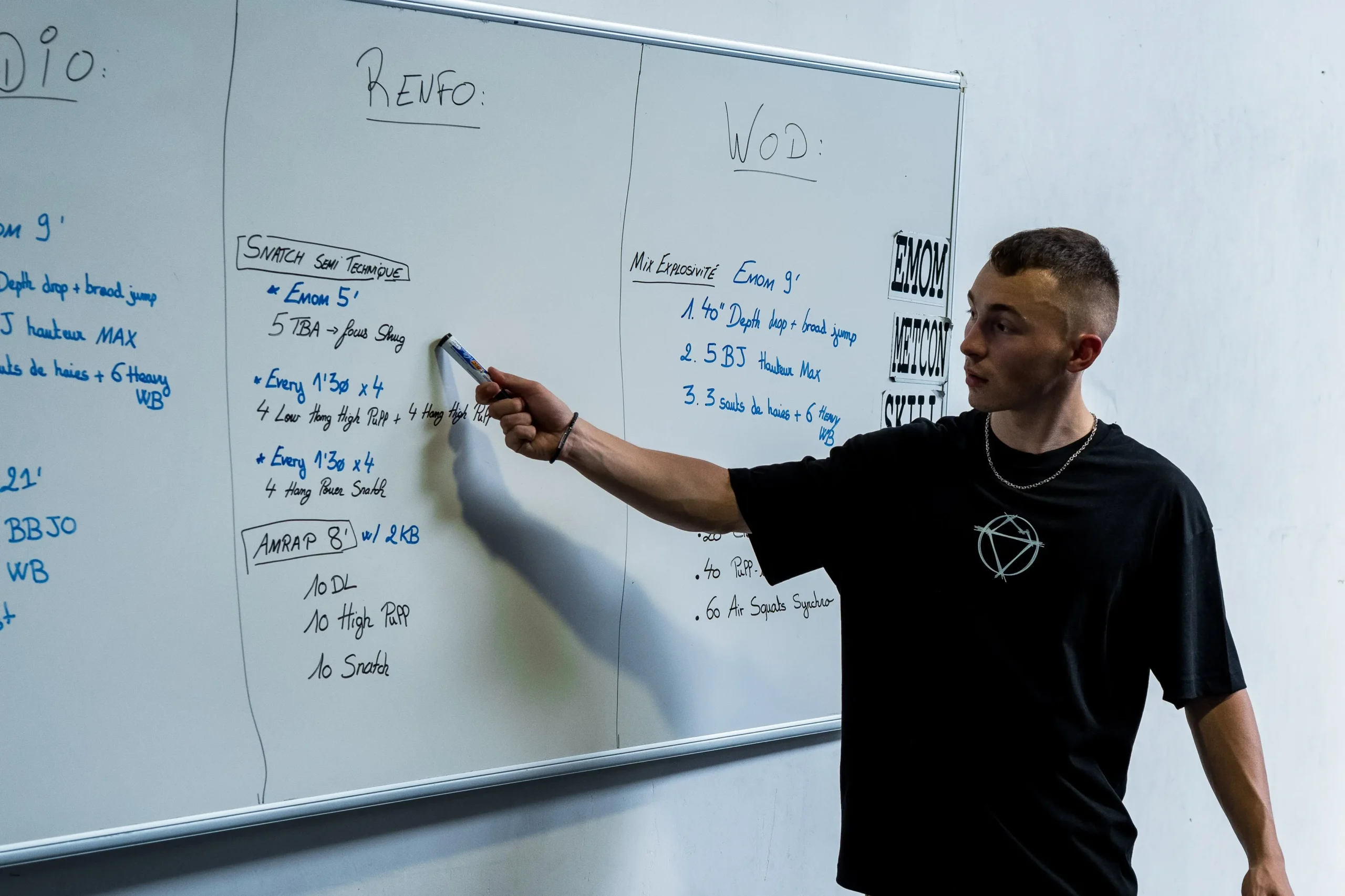 Coach Hiringa expliquant la programmation au tableau