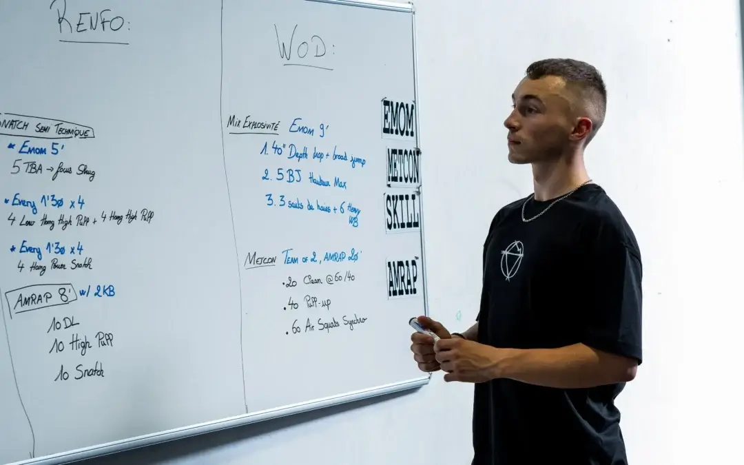 coach devant un tableau wod et renfo hiringa