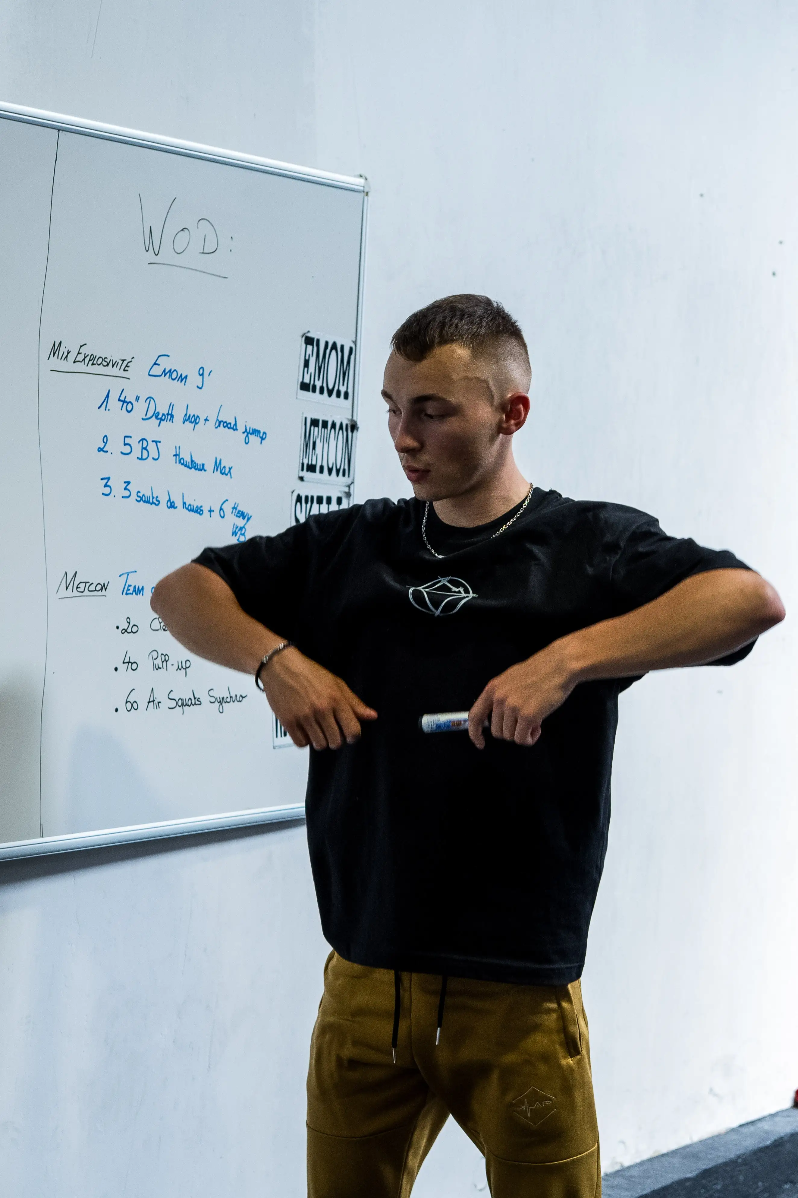 coach expliquant un mouvement d'haltérophilie