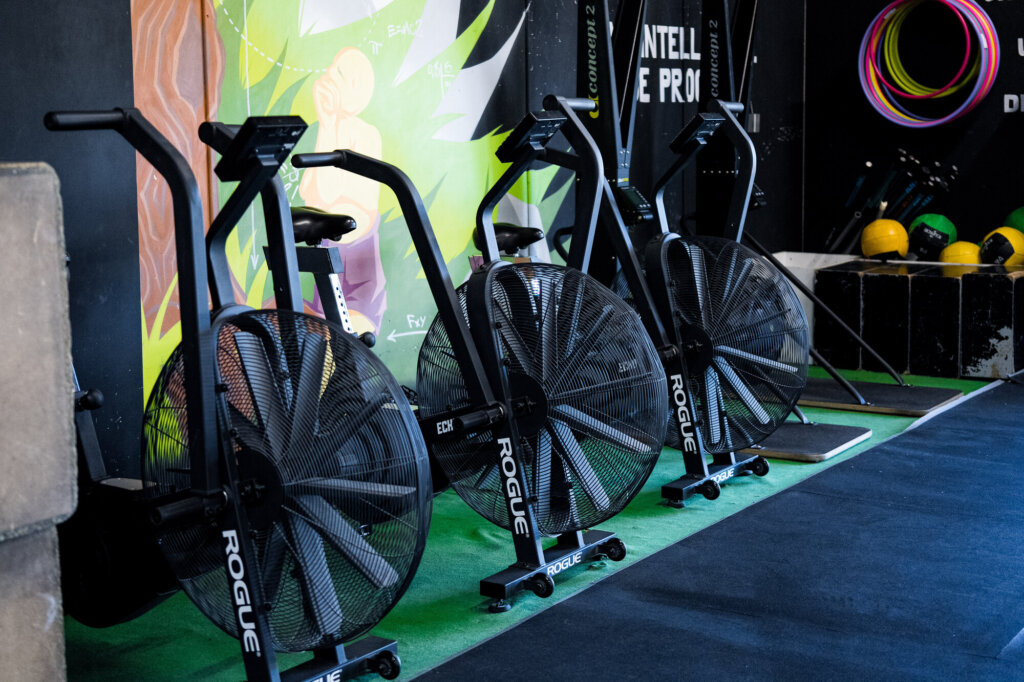 Assault bikes et matériel dans la salle Hiringa d'Augny